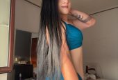 Jovencita trans encantadora y divertida no te