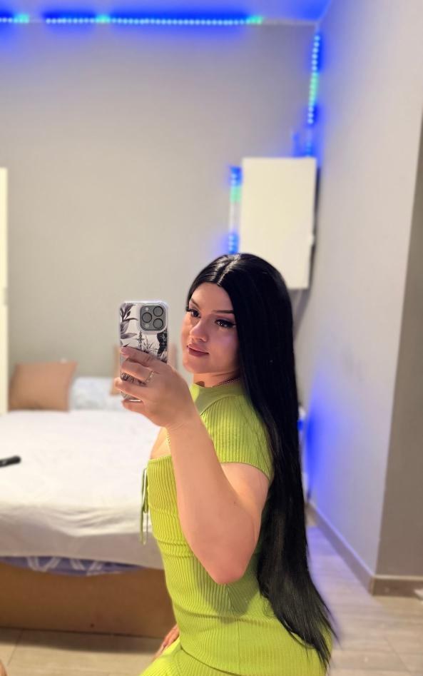 Jovencita trans encantadora y divertida no te