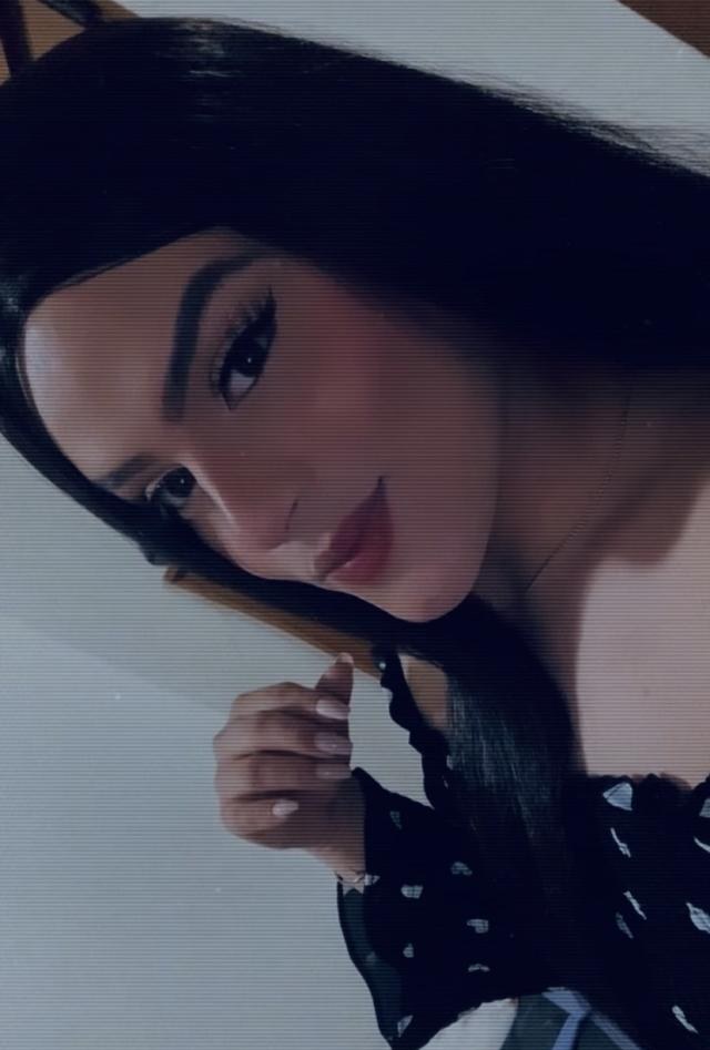 Jovencita trans encantadora y divertida no te