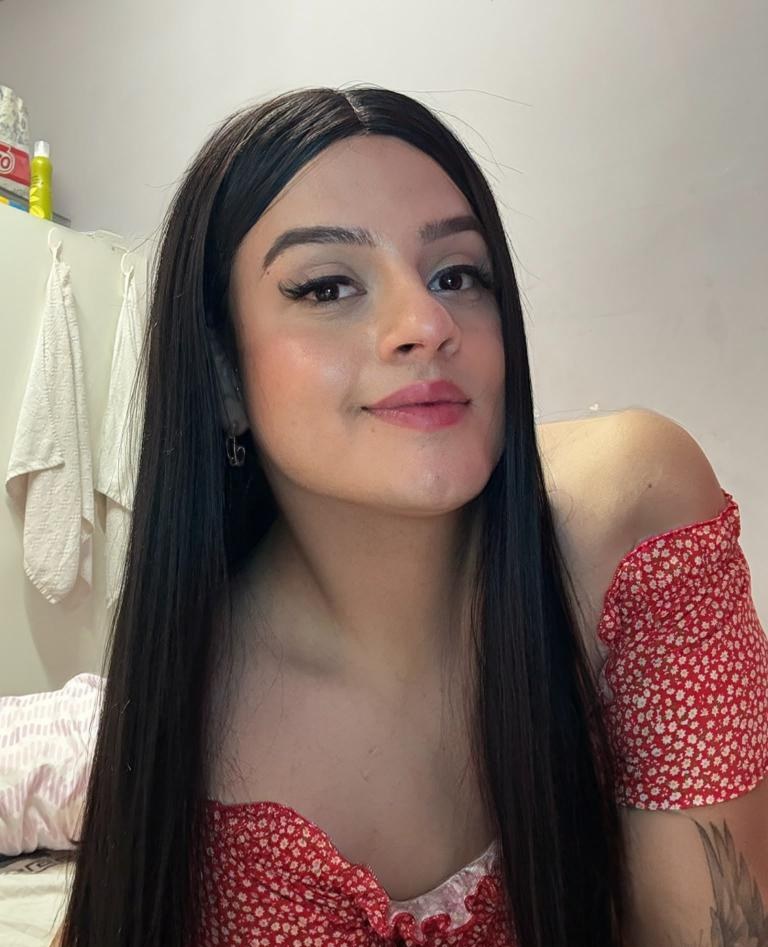 Jovencita trans encantadora y divertida no te