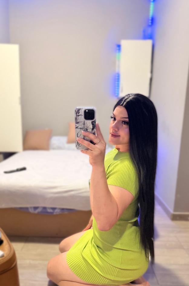 Jovencita trans encantadora y divertida no te